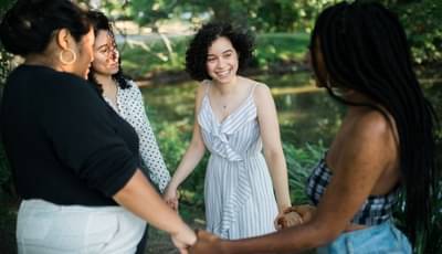 डब्यात पैसे साठवणाऱ्या महिला आज म्युच्युअल फंड आणि स्टॉक्समध्ये खेळतात, पुरुषांनाही असं टाकलं मागे