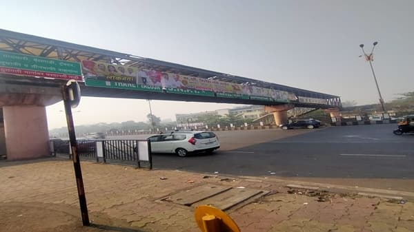 सायन-पनवेल महामार्गावर राजकीय पक्षांच्या जाहिराती, काही ठिकाणी कंटेनरमध्ये अनधिकृत कार्यालयं, प्रभाग अधिकाऱ्यांचे कारवाईचे आश्वासन