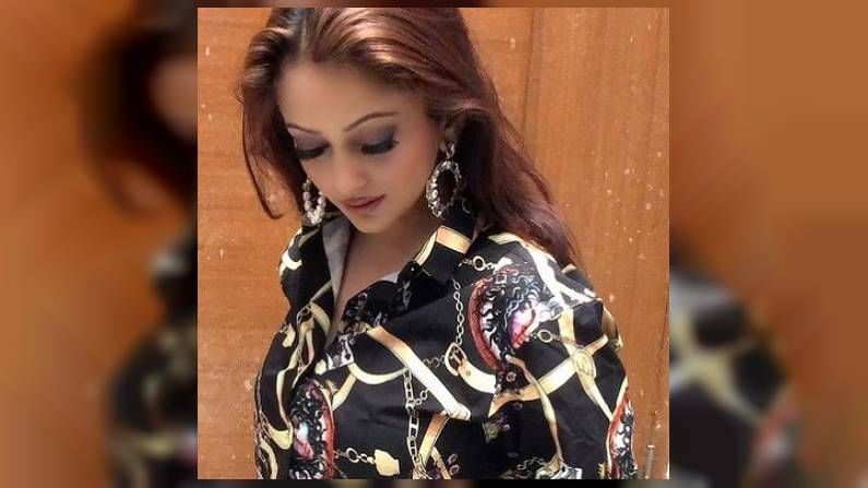 काळ्या रंगाच्या या फंकी शर्टमध्ये मानसी हटके लूक देत आहे.