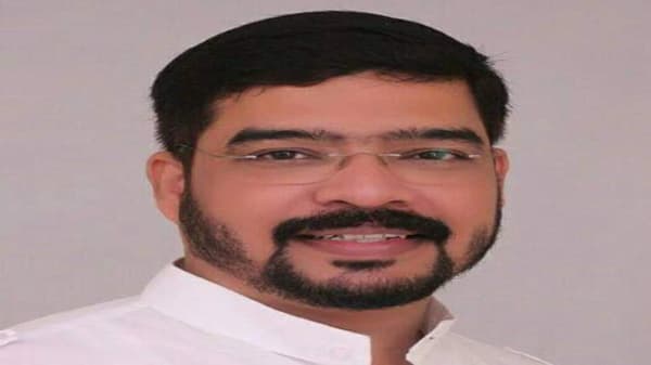 विरोधी पक्षनेते देवेंद्र फडणवीस यांनी आज मनसुख हिरेन प्रकरणावरून राज्य सरकारला धारेवर धरलं. मनसुख हिरेन हे धनंजय गावडेंना शेवटचे भेटले होते. त्या ठिकाणापासून 40 किलोमीटरवर हिरने यांची बॉडी सापडली, असा दावा देवेंद्र फडणवीस यांनी केला आहे. यानंतर हे धनंजय गावडे कोण? असा प्रश्न उपस्थित केला जात होता.
