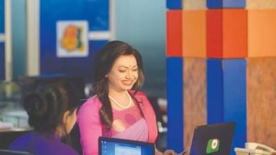 PHOTO : इतिहासात पहिल्यांदाच ट्रान्सजेंडर अँकरकडून बातमीपत्र सादर, डोळ्यात तरळले आनंदाश्रू