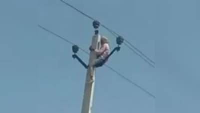 पाच मुलांचा बाप, वय 60 वर्ष, दुसऱ्या लग्नाच्या हट्टासाठी विजेच्या खांबावर चढून गोंधळ