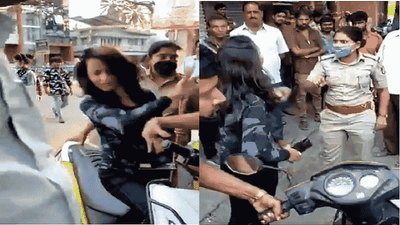 VIDEO : गाडी नो पार्किंगला लाऊन पोलिसांशी हुज्जत, महिला SI ने कानशिलात लगावली
