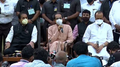 अर्णवला बेड्या ठोकल्या म्हणून सचिन वाझेला लटकवताय का? उद्धव ठाकरे आक्रमक