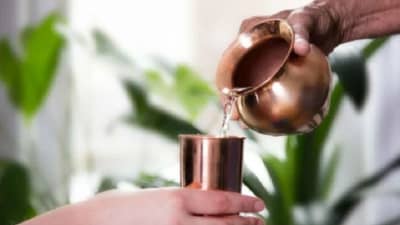 पोटाच्या समस्यांसाठी रामबाण उपाय, तांब्याच्या भांड्यात पाणी आणि....