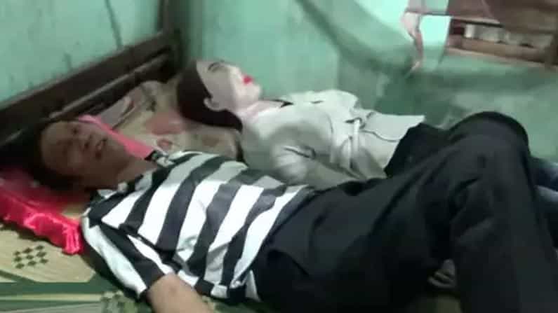 व्हिएतनाममधील एक व्यक्तीनं दफनभूमीतून मृत्यू झालेल्या पत्नीची हाडं काढून आणून त्याचा वापर करुन प्लॅस्टिकचा पुतळा बनवला. पत्नीच्या पुतळ्यासोबत तो गेली 17 वर्षे झोपतो.
