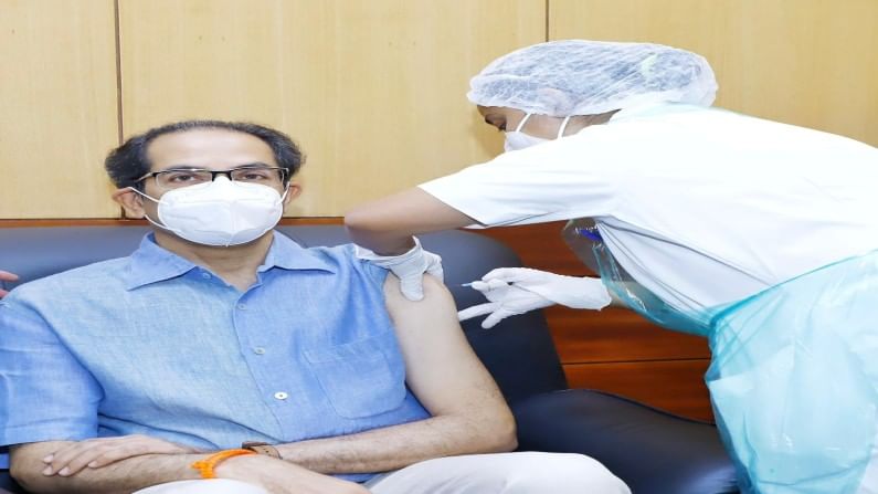 CM Uddhav Thackeray Covid19 Vaccination | मुख्यमंत्री उद्धव ठाकरेंना घेतली कोरोनाची लस