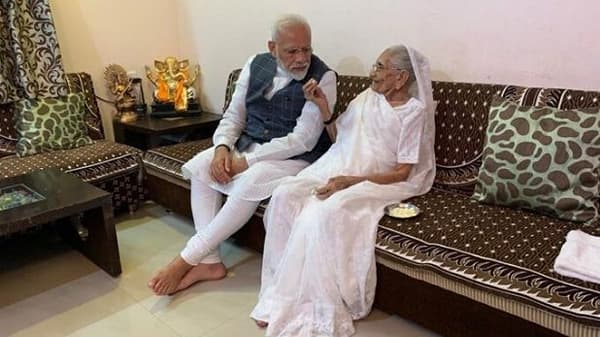 COVID-19 Vaccine | पंतप्रधान मोदी यांच्या आईने घेतली कोरोना लस, मोदी म्हणतात...