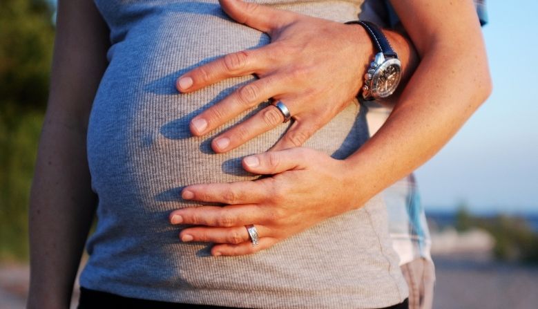 Pregnancy Planning Tips : जर तुम्हाला पहिल्या बाळाचं प्लॅनिंग करत असाल तर 'या' गोष्टी लक्षात ठेवा