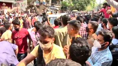 Photo : MPSC पूर्व परीक्षा पुढे ढकलण्याचा निर्णय, पुण्यात शेकडो विद्यार्थी रस्त्यावर, पोलिसांचा सौम्य लाठीमार