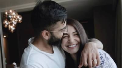 Virat Anushka : विराट अनुष्काचा रोमँटिक अंदाज, किस करताना फोटो शेअर!