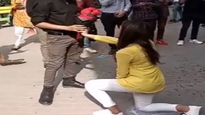 VIDEO : आधी गुडघा टेकला, मग पुष्पगुच्छ, नंतर अश्रूंचा बांध फुटला, तरुणीच्या प्रपोजचा व्हिडीओ होतोय व्हायरल