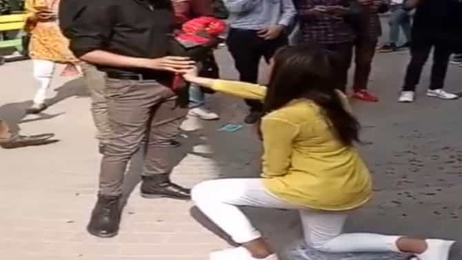 VIDEO : आधी गुडघा टेकला, मग पुष्पगुच्छ, नंतर अश्रूंचा बांध फुटला, तरुणीच्या प्रपोजचा व्हिडीओ होतोय व्हायरल