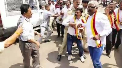 बेळगावात शिवसेनेच्या रुग्णावाहिकेला काळे फासण्याचा प्रयत्न, सीमाभागात तणावाचं वातावरण