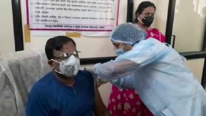 COVID-19 vaccine | सुधीर मुनगंटीवारांना कोरोना लसीचा पहिला डोस, गैरसमज काढून टाका, मुनगंटीवारांचे आवाहन