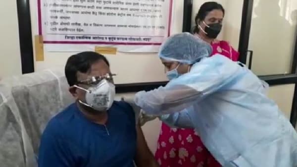 COVID-19 vaccine | सुधीर मुनगंटीवारांना कोरोना लसीचा पहिला डोस, गैरसमज काढून टाका, मुनगंटीवारांचे आवाहन