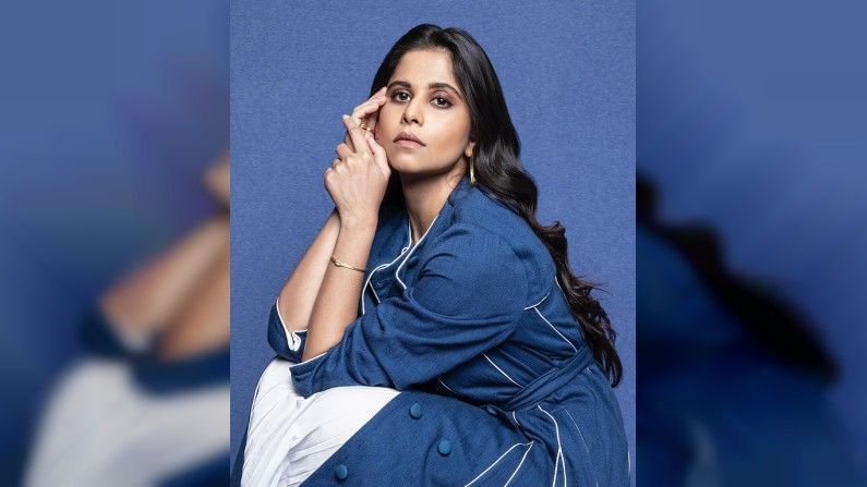 डेनिम जॅकेट आणि व्हाईट ड्रेसमधील सईचा हा लूक परफेट क्लासी लूक देतोय. 