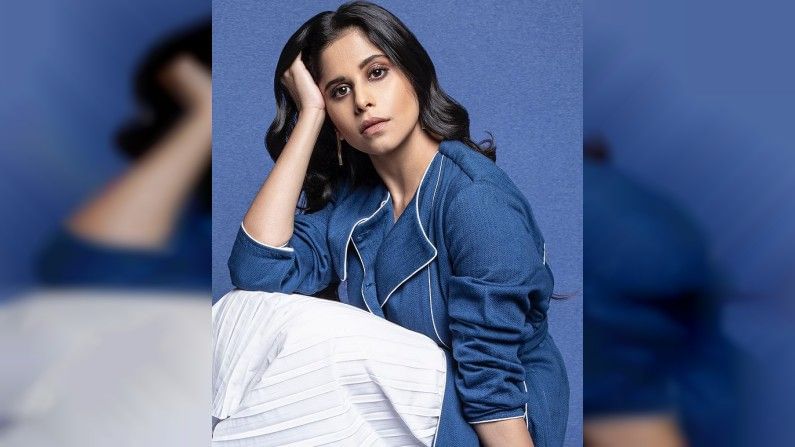 महाराष्ट्राची हास्यजत्रा या विनोदी कार्यक्रमाची परिक्षक असलेल्या सईने या कार्यक्रमाच्या एका भागासाठी स्पेशल आणि हटके लूक केला होता.