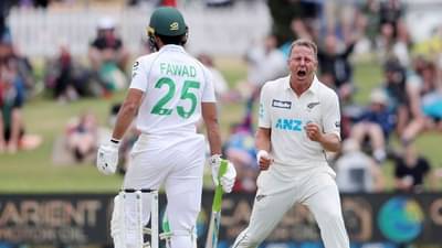 शानदार जबरदस्त ! गोलंदाजाचा भेदक मारा, पटकावल्या एका ओव्हरमध्ये 5 विकेट्स, वर्ल्ड रेकॉर्डला गवसणी