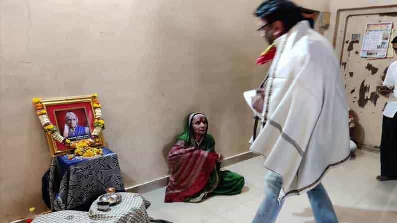 हिंदी फिल्म अभिनेता जॅकी श्रॉफ यांच्या साधेपणाचं रूप मावळवासीयांना पहायला मिळाले. जॅकी श्रॉफ यांच्या घरकाम करणाऱ्या तरुणीच्या आजीचे निधन झाल्याची बातमी समजल्यावर परिवाराचे सांत्वन करण्यास थेट पुण्याजवळील मावळ तालुक्यातील पवनानगर येथे पोहचले.