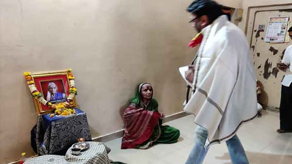 हिंदी फिल्म अभिनेता जॅकी श्रॉफ यांच्या साधेपणाचं रूप मावळवासीयांना पहायला मिळाले. जॅकी श्रॉफ यांच्या घरकाम करणाऱ्या तरुणीच्या आजीचे निधन झाल्याची बातमी समजल्यावर परिवाराचे सांत्वन करण्यास थेट पुण्याजवळील मावळ तालुक्यातील पवनानगर येथे पोहचले.
