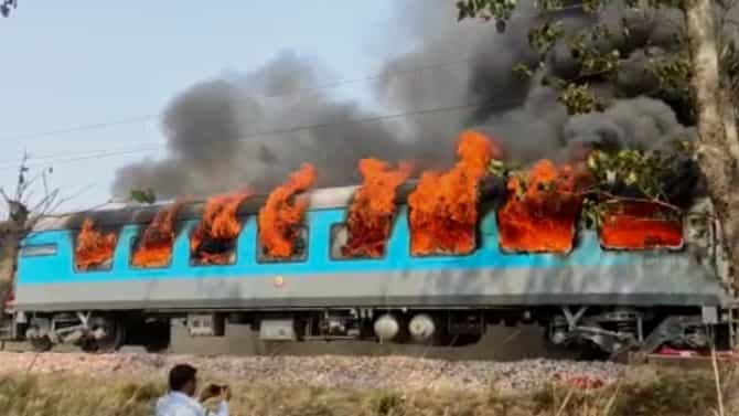 VIDEO | देहरादूनमध्ये बर्निंग ट्रेनचा थरार, शताब्दी एक्स्प्रेसची बोगी जळून खाक