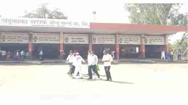 बेळगावात सीमा प्रश्न चिघळला, दोन्ही राज्यांकडून एसटी बंद केल्याने प्रवाशांचे हाल