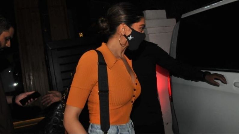 दीपिकाच्या लूकबद्दल बोलायचं झालं तर तिनं पिवळा बॉडी कॉन टॉप आणि हाय-वेस्ट फ्लेअर जीन्स कॅरी केलेलं होतं. सोबतच तिनं पांढर्‍या रंगाचे स्नीकर्स आणि गोल्डन हूप इयररिंग परिधान केले होते. तिचा हा कॅज्युअल लूक चाहत्यांना चांगलाच आवडला. आता तिचे हे फोटो सोशल मीडियावर व्हायरल होत आहेत.