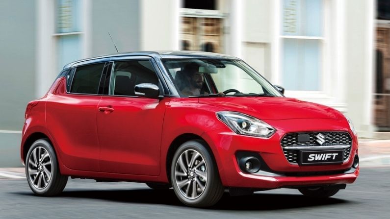 Maruti Suzuki Swift या हॅचबॅक कारला आता फेसलिफ्ट लुक देण्यात आला आहे. मारुती सुझुकी स्विफ्टचा (Maruti Suzuki Swift) मिडलाईफ मेकओव्हर करण्यात आला आहे. या नव्या लुकसह स्विफ्ट लवकरच मारुतीच्या विविध शोरुम्समध्ये पाहायला मिळेल. फेसलिफ्टेड स्विफ्टने गेल्या वर्षी आंतरराष्ट्रीय मार्केटमध्ये पदार्पण केलं आहे. त्यानंतर जपान आणि युरोपसारख्या निवडक बाजारात या कारची विक्री सुरु झाली आहे. आता भारतातही या कारची विक्री सुरु करण्यात आली आहे.