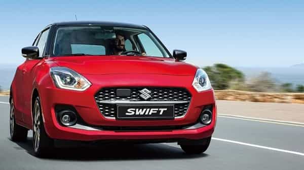 भारतातील सर्वाधिक लोकप्रिय हॅचबॅक कार 2021 Maruti Swift चं फेसलिफ्ट व्हर्जन गेल्या महिन्यात आलं. नवी मारुती सुझुकी स्विफ्टमध्ये नवीन फ्रंट फॅसिआसह (front fascia) सदर करण्यात आली आहे. कारमध्ये स्टार्ट-स्टॉप तंत्रज्ञानासह नवीन मल्टी-इन्फॉर्मेशन डिस्प्ले देण्यात आला आहे. मारुती सुझुकीने नवीन स्विफ्ट फेसलिफ्टसह क्रूझ कंट्रोल देखील सादर केला आहे. या कारची सुरुवातीची किंमत 5,73,000 रुपये (एक्स-शोरूम दिल्ली) इतकी ठेवण्यात आली आहे.
