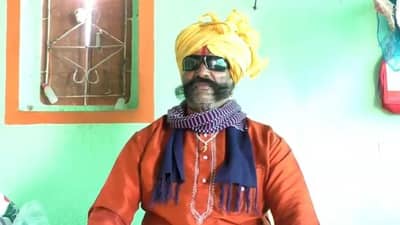 VIDEO | 300 खिळे, अनोखं नक्षीकाम आणि 15 किलो वजन, कोल्हापुरी चप्पल वापरणाऱ्या दाजींची देशात हवा