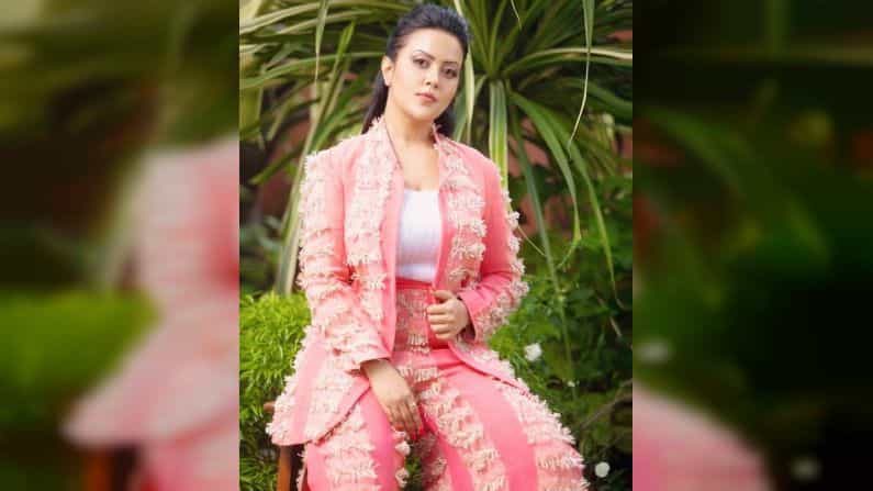 आपल्या युनिक फॅशन सेन्स, गोड आवाज आणि राजकीय टिपण्यांमुळे चर्चेत असणाऱ्या अमृता फडणवीस पुन्हा एकदा चर्चेत आल्या आहेत.