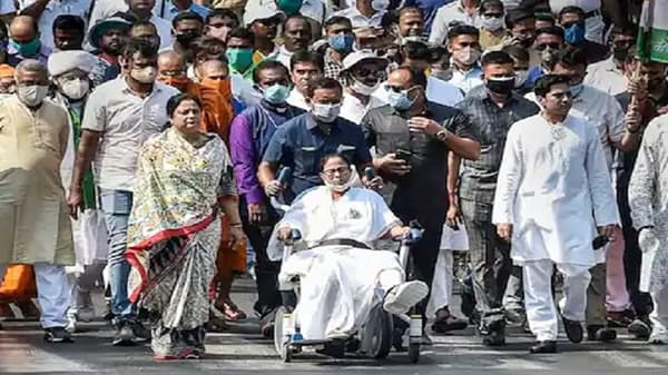 West Bengal Election 2021 : जखमी वाघिण जास्त घातक असते, व्हीलचेअरवरुन ममता बॅनर्जींची डरकाळी!