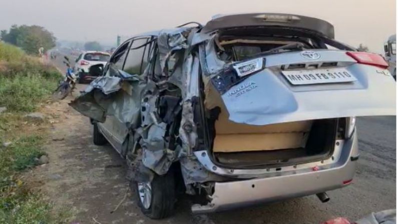 तर दुसरीकडे पुणे-बंगलोर राष्ट्रीय महामार्गावर आज सकाळी सहा वाजण्याच्या सुमारास साताऱ्यातील रायगाव फाटा येथे तिहेरी अपघात झाला आहे. यात 8 जण जखमी झाले आहेत. त्यातील 2 जण गंभीर आहेत. 
