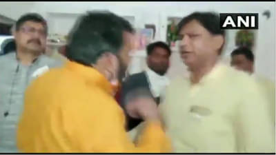 VIDEO: दलित कार्यकर्त्याच्या घरी भोजनावेळी भाजप जिल्हाध्यक्ष आणि ज्योतिरादित्य समर्थक भिडले