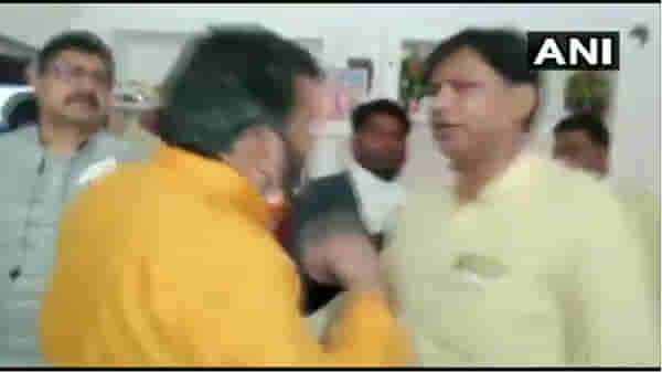 VIDEO: दलित कार्यकर्त्याच्या घरी भोजनावेळी भाजप जिल्हाध्यक्ष आणि ज्योतिरादित्य समर्थक भिडले