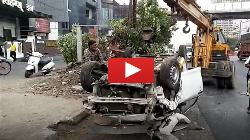 VIDEO | झाडावर धडकून कार उलटली, ठाण्यात विहंग्स इन हॉटेलसमोर भीषण अपघात