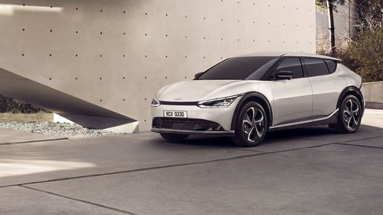 किआ कॉर्पोरेशनने ह्युंदाय मोटर ग्रुपच्या ईव्ही प्लॅटफॉर्मवर आपली पहिली इलेक्ट्रिक कार किआ ईव्ही 6 (Kia EV6) चे डिझाइन सादर केले आहे. ही कार या महिन्याच्या अखेरीस लाँच केली जाणार आहे.
