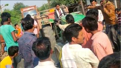 Video | पोलीस पाटील आशा मोरे थेट रेती चोरणाऱ्यांशी भिडल्या, नांदेडमध्ये नेमकं काय घडलं?