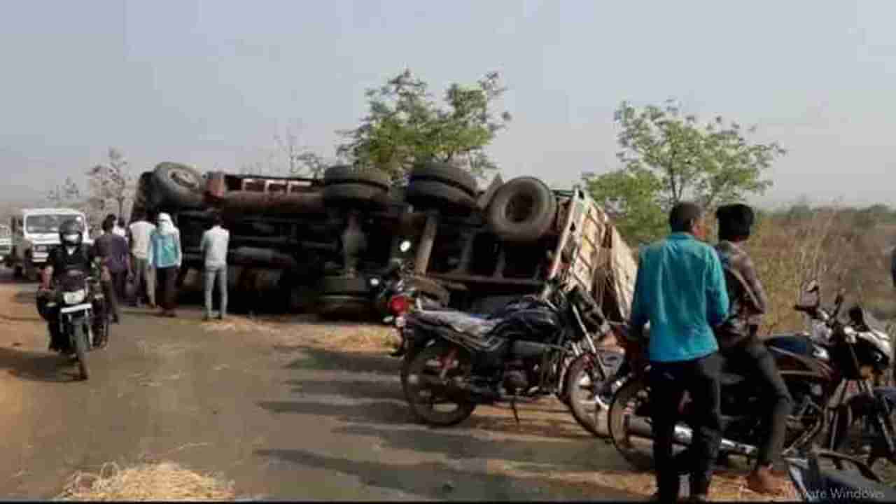 VIDEO | प्लम्बिंगचं सामान घेऊन जाणारा ट्रक भररस्त्यावर पलटला, लोकांनी काय केलं पहा?