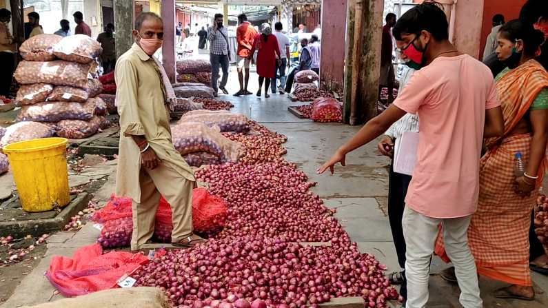 मुंबई एपीएमसी बाजारात कांद्याच्या दरात मोठी घसरण, बटाटा आणि लसूणही गडगडला, वाचा आजचे दर