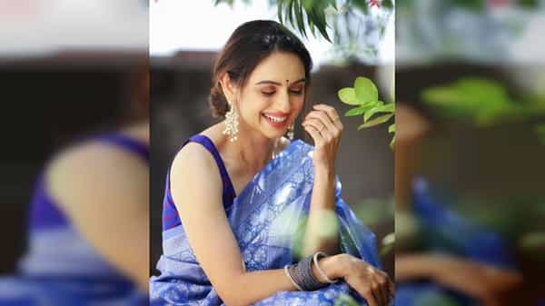 मराठी चित्रपट सृष्टीतील सौंदर्य आणि उत्तम अभिनय असा मिलाफ दाखवणारी अभिनेत्री श्रुती मराठे सध्या नवनवीन लूक्समध्ये चाहत्यांशी कनेक्ट होतेय.