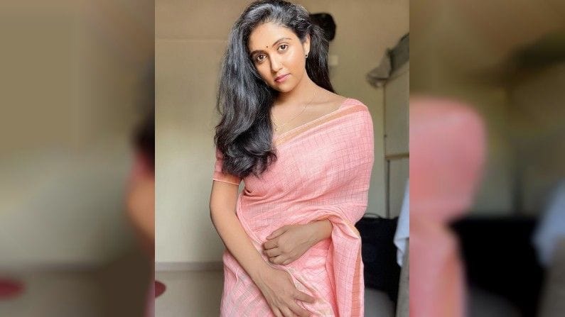 सैराट फेम अभिनेत्री रिंकू राजगुरू सध्या सोशल मीडियावर तिचे नवनवीन फोटो शेअर करत आहे.