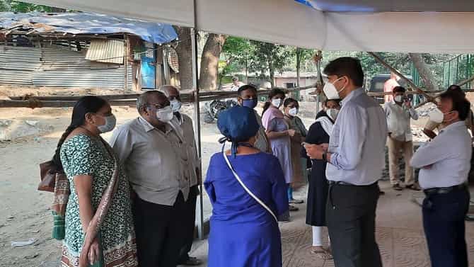 लस टोचण्यासाठी आलेल्या नागरिकांसाठी खुर्च्यांची सोय नाही, वयस्करांचे हाल, आयुक्त पाहणीसाठी आले आणि.......