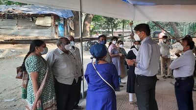 लस टोचण्यासाठी आलेल्या नागरिकांसाठी खुर्च्यांची सोय नाही, वयस्करांचे हाल, आयुक्त पाहणीसाठी आले आणि.......