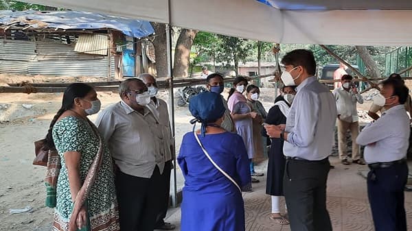 लस टोचण्यासाठी आलेल्या नागरिकांसाठी खुर्च्यांची सोय नाही, वयस्करांचे हाल, आयुक्त पाहणीसाठी आले आणि.......