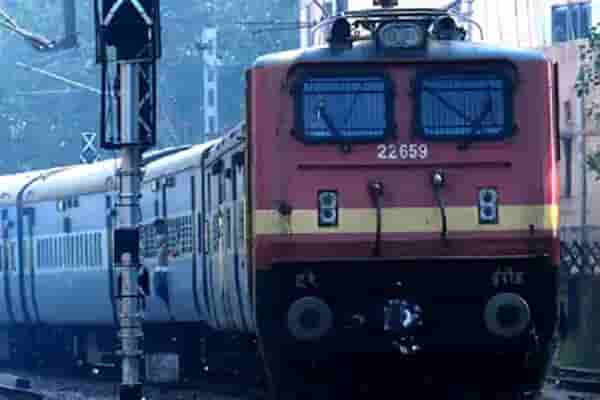 महाराष्ट्रात येणाऱ्या रेल्वे प्रवाशांसाठी आता RT-PCR टेस्ट निगेटिव्ह असणं बंधनकारक