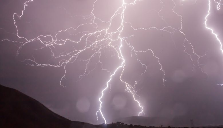 Rain Updates : राज्यात अनेक ठिकाणी अवकाळी पावसाची हजेरी, लासलगाव शहापूरमध्ये शेतीचं मोठ्या प्रमाणात नुकसान