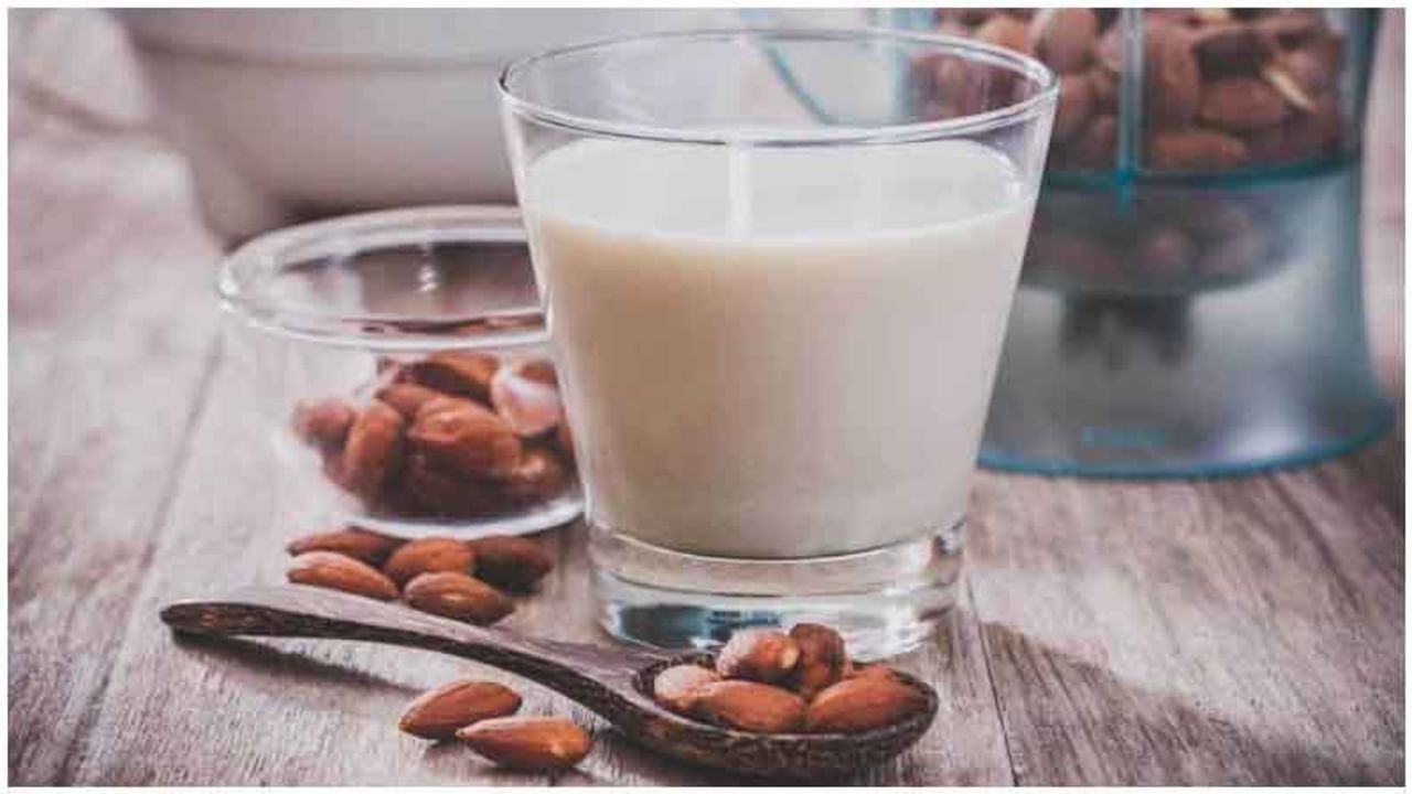 दूध हे स्वत:च एक संपूर्ण आहार आहे. केवळ लहान मुलेच नाही, तर दूध सर्व वयोगटातील लोकांसाठी फायदेशीर आहे. महिला असो की, पुरुष प्रत्येकाला दूध पिण्याचा सल्ला दिला जातो. दुधामध्ये कॅल्शियम, आयोडीन, पोटॅशियम, फॉस्फरस आणि व्हिटामिन डीचे गुणधर्म आढळतात. दुधाचे सेवन करण्याच्या फायद्यांविषयी आपल्या सर्वांना माहिती आहे, परंतु दुधासह काही विशिष्ट गोष्टींचे सेवन न करण्याचा सल्ला दिला जातो.