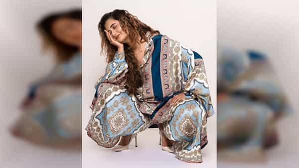 अभिनेत्री रश्मी देसाई सध्या सोशल मीडियावर चांगलीच अॅक्टिव्ह असल्याचं पाहायला मिळत आहे. ती नेहमी एकापेक्षा एक फोटोशूट पोस्ट करत आहे.